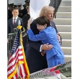 暴君トランプにベッタリ（ホワイトハウスのXから）