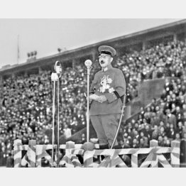 学徒出陣の壮行会で訓示する東條英機首相（1943＝昭和18＝年10月21日、東京・神宮競技場）／（Ｃ）共同通信社