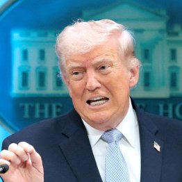 ６日、ホワイトハウスで記者会見するトランプ米大統領（Ｃ）ロイター