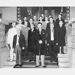 就任式後の初閣議を終え、記念撮影に臨む第3次近衛内閣閣僚。2列目左から2番目が東條英機陸軍相（1941＝昭和16＝年7月18日、首相官邸）／（Ｃ）共同通信社