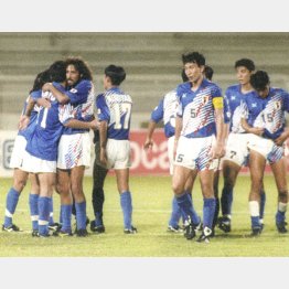 ドーハ開催のW杯最終予選で背番号5が柱谷氏、左は三浦カズと抱き合うラモス氏、背番号17が森保監督（Ｃ）共同通信社