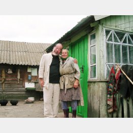 チェルノブイリの放射能に汚染され村人がほとんどいなくなった村で夫と農業を続けるおばあさんと。「白血病の子どもたちを助けによく来てくれた」と行くたびに食事をごちそうしてくれる（本人提供）