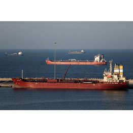 中国は悠々とホルムズ海峡を通過し、日本関係船舶42隻が、依然、ペルシャ湾に停泊したまま（オマーン、マスカットに停泊している船舶）／（Ｃ）ロイター