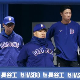 苦しい戦いが続く中日・井上監督（中央）／（Ｃ）共同通信社
