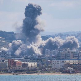 レバノン南部、イスラエルの空爆で立ち上る黒煙（Ｃ）ロイター