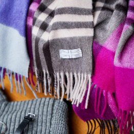 マフラーやセーターは材質で判断（提供写真）