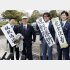 最高裁での勝訴を喜ぶ池上治男さん（左2）ら（Ｃ）共同通信社