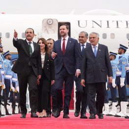 協議に臨んだバンス副大統領（中央）／（Ｃ）AP＝共同