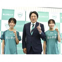 青学大陸上競技部の原晋監督とポーズをとる芦田和佳（左）と池野絵莉（Ｃ）共同通信社