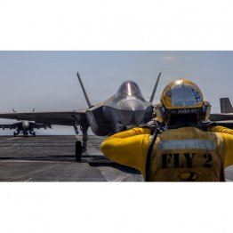 米空母「エイブラハム・リンカーン」艦上から発進準備をするF35Cライトニング機＝明らかにされていない洋上で）　（Ｃ）ロイター／U.S.Navy