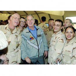 イラク戦争は泥沼化（感謝祭祝日、極秘でバグダッド駐留米軍基地を訪れ、兵士を慰労するブッシュ米大統領＝2003年11月28日）／（Ｃ）ロイター＝共同