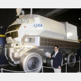 有人月面探査車「ルナクルーザー」の実物大模型（Ｃ）共同通信社