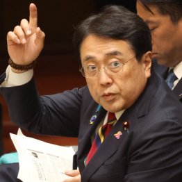 経産相も頼りない…（Ｃ）日刊ゲンダイ