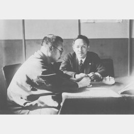 内閣改造や、政務官の入れ替えの噂が流れる中、話し合う中野正剛氏（右）と三木武吉氏（1931＝昭和6＝年2月20日、民政党控室）／（日本電報通信社撮影）