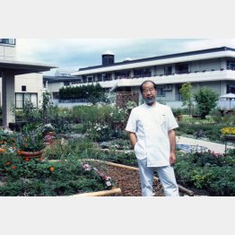 諏訪中央病院の庭にて（本人提供）