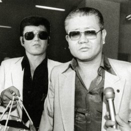 梶原一騎（右）と真樹日佐夫（Ｃ）日刊ゲンダイ