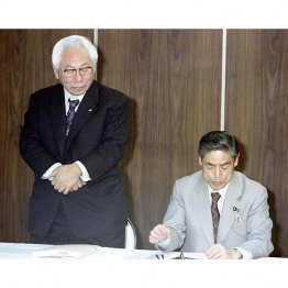 戦後は社会党右派に属する衆院議員にもなった松前重義。反共、反自民の中道革新勢力を目指す新政策集団「新しい日本を考える会」で東海大総長として、座長としてあいさつ。右は前民社党書記長の佐々木良作氏（1976＝昭和51＝年4月30日、東京・霞ケ関ビル）／（Ｃ）共同通信社