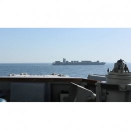 ホルムズ海峡の混乱は長期化（米軍が通航阻止したイラン船籍の貨物船）／（米中央軍提供・ロイター＝共同）