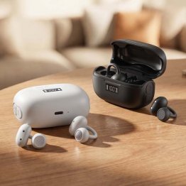 （写真①）「ミライスピーカー・イヤー」は片耳5.6グラムと軽く、耳を塞ぐ閉塞感はない（提供写真）