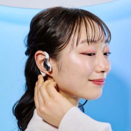 （写真②）イヤホンにマイクも搭載されている「GLIDiC AI +u Buds」（提供写真）