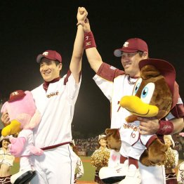 プロ1年目の田中将大（左）とお立ち台に立つ筆者（Ｃ）日刊ゲンダイ