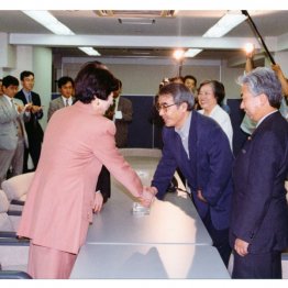 「この人のおかげで…」と握手（提供）筆者