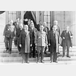 第84回通常議会開院式に出席。閣僚と共に写真に納まる東條英機首相＝最前列中央（1943昭和18＝年12月26日、国会）／（Ｃ）共同通信社