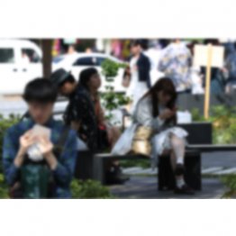 ひとり時間をスマホで過ごすぶん…（Ｃ）日刊ゲンダイ