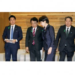 「何が普通なのか」、判断の基準や権限を権力者が握るのは独裁国家で民主主義国家ではない（武器輸出原則容認した閣議＝写真）／（Ｃ）共同通信社