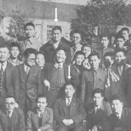 戦後間もない頃の朝鮮建国促進青年同盟の幹部たち。最後列の左から2番目が空手の大山倍達氏（矢印）、前列左から4人目（矢印）は朴烈氏（Ｃ）共同通信社