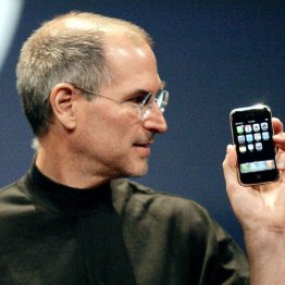 iPhoneを発表するアップルのスティーブ・ジョブズCEO（当時）／（Ｃ）ロイター＝共同