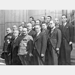 第81回通常議会の閉院式を終え記念撮影に納まる東條内閣閣僚。橋田邦彦文相（前列左2）、東條英機首相（前列左3）ら（Ｃ）共同通信社