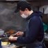 接客の合間をぬって作り続ける長谷さん（Ｃ）日刊ゲンダイ