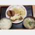 チキン南蛮は軟らかく、コロッケと具だくさんの豚汁がつく（Ｃ）日刊ゲンダイ