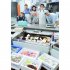 「魚屋港丸」の元気なスタッフの対応もうれしい（右から2人目が伊藤彩音さん）／（Ｃ）日刊ゲンダイ