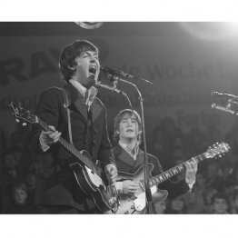 歴史絵巻の振り出し（ポールとジョン＝写真）　（Ｃ）SVEN SIMON／DPA／共同通信イメージズ