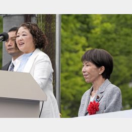 笑顔は表情だけ（あいさつする連合の芳野友子会長、右は高市首相＝第97回メーデー中央大会）／（Ｃ）共同通信社
