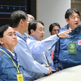 大丈夫か？！（柏崎刈羽原発6号機の中央制御室を視察する赤沢亮正経産相＝中央、26日）／（代表撮影）