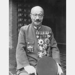 数多くの勲章を胸に付け写真に納まる東條英機首相（1942＝昭和17＝年10月16日、首相官邸）／（Ｃ）共同通信社
