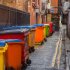 英国マンチャスターの街、一列にゴミ箱が並ぶ路地（Ｃ）Fotostand／DPA／共同通信イメージズ