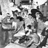 お金があっても配給券がなければ品物は買えない（東京・深川でコメの配給を受け取る主婦）／ （Ｃ）共同通信社