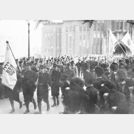 在学途中で充員招集されることとなり、東京帝国大学（現東大）の安田講堂前を行進する学生たち＝1943（昭和18）年11月、東京都文京区（Ｃ）共同通信社