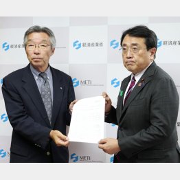 南鳥島核ごみ文献調査決定（右から、赤沢経産相と渋谷小笠原村長）／（Ｃ）共同通信社