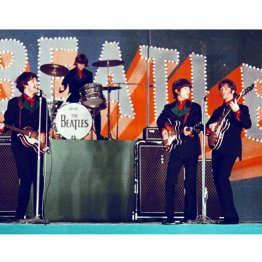 日本武道館公演でも見事なコーラスを披露した（Ｃ）共同通信社