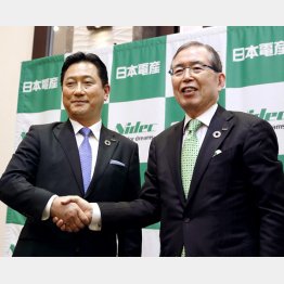 かってはニデック創業者・永守重信氏（右）に招かれ移籍した関潤氏（左）だったが（Ｃ）共同通信社