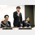 事故の経緯を説明する男子ソフトテニス部の寺尾宏治顧問（中央）／（Ｃ）共同通信社