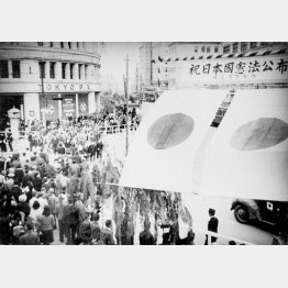 新憲法公布にわく銀座（1946＝昭和21＝年11月3日、東京都中央区）／（Ｃ）共同通信社