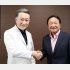 プロゴルファーの倉本昌弘さん（右）と酒向正春氏（Ｃ）日刊ゲンダイ