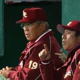 野村克也監督と鹿島忠コーチ（右）／（Ｃ）日刊ゲンダイ