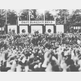 「日本国憲法公布記念祝賀都民大会」で国民の万歳にこたえる天皇、皇后両陛下（皇居前広場、1946＝昭和21＝年11月3日）／（Ｃ）共同通信社